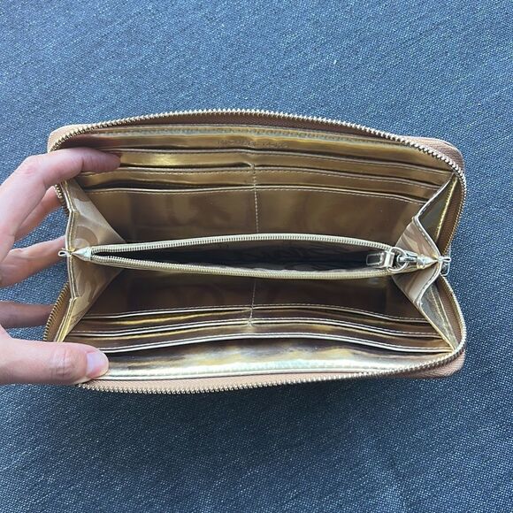 Michael kors wallet tan leather - small imprint in leather (pictured) - Picture 3 of 4